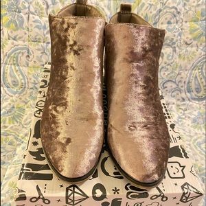 Purple Crushed Velvet Booties!  Sz.9